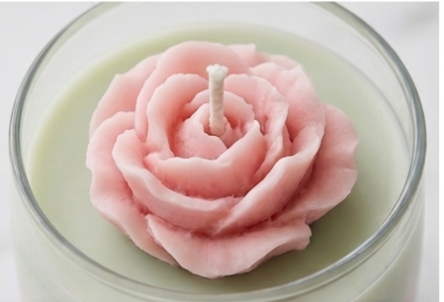 Close-up of the hand-sculpted blush rose centrepiece